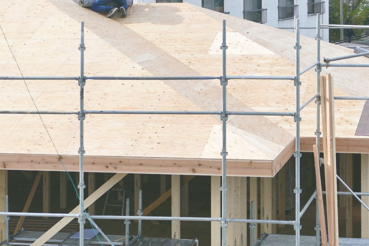 屋根工事の足場にまつわる法律・費用・DIY設置を徹底解説！安全基準と 